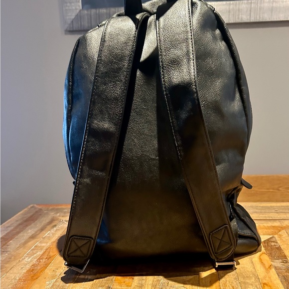 Forever 21 faux leather backpack - Picture 2 of 2